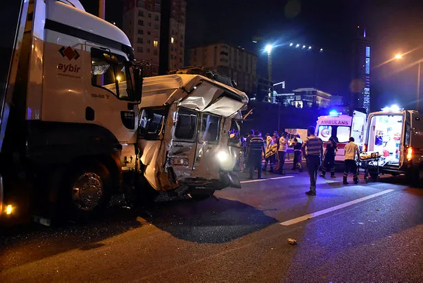 Son dakika: TEM'de feci kaza! TIR minibüse çarptı-2