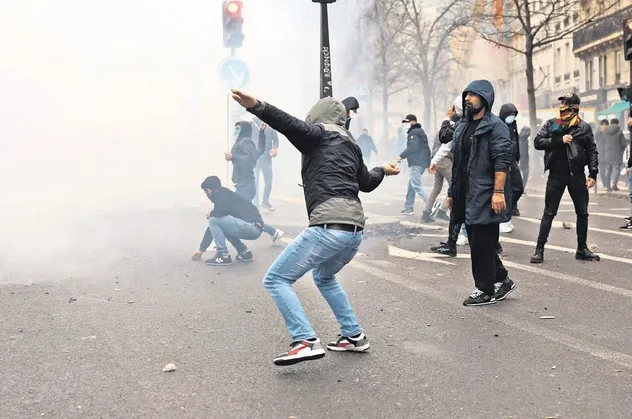 Avrupa akıllanmıyor: Batı Paris'i yakıp yıkan PKK'lı teröristlere kol kanat geriyor