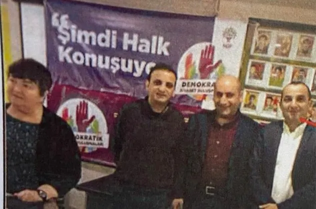 CHP'li Şişli Belediye Başkan Yardımcısı Cihan Yavuz'un PKK paçavrası önünde fotoğrafı ortaya çıktı