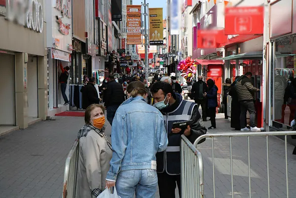 Sağlık Bakanlığı'nın koronavirüs risk haritasında rekor kıran Samsun'da cadde ve sokaklar yine doldu!-5