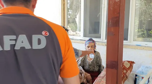 son-dakika-yanan-evinin-onunde-yerde-yatan-yasli-kadin-fotografiyla-yapilan-algi-yalan-cikti-kizi-soyledi-annemi-oraya-ben-yatirdim-1627985667550.jpg SON DAKİKA: Yanan evinin önünde yerde yatan yaşlı kadın fotoğrafıyla yapılan algı yalan çıktı! Kızı söyledi: Annemi oraya ben yatırdım-3