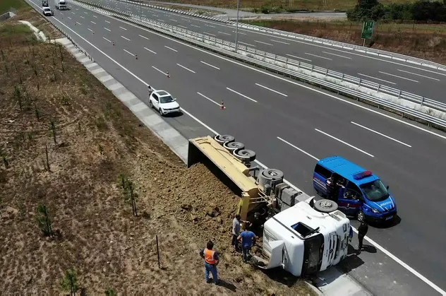 Kuzey Marmara Otoyolu'nda dehşet anları! Hafriyat kamyonu devrildi