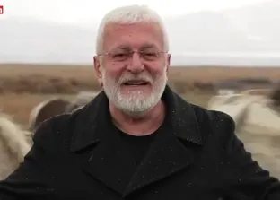 Onur Akın’a at çarptı! - Video