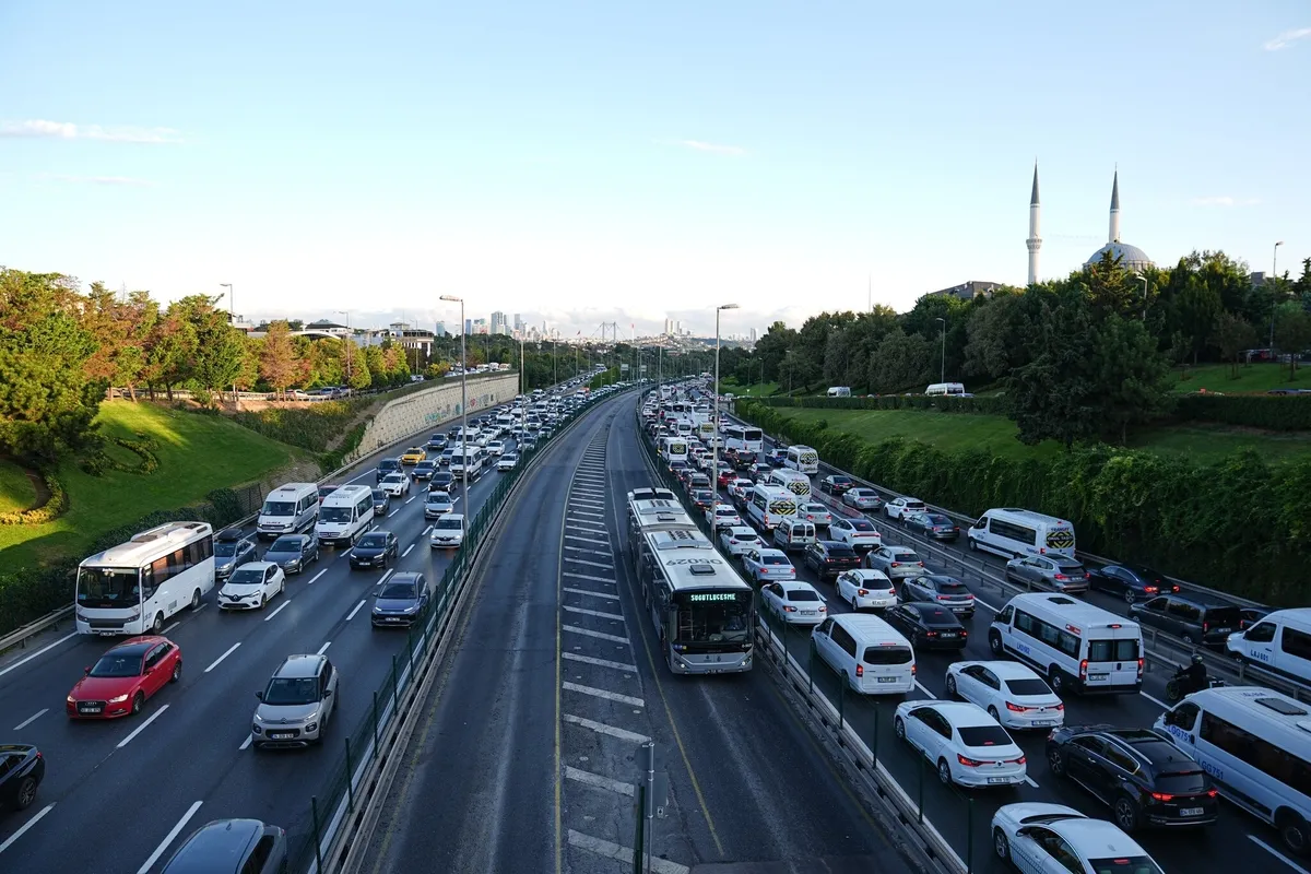 20 milyon öğrenci için ilk ders zili çaldı! İstanbul'da trafik yoğunluğu yaşanıyor-3