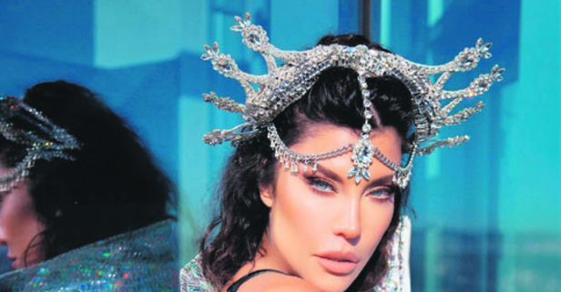 Deniz Akkaya kendisini 'kraliçe' ilan etti