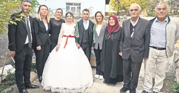 Hac parasıyla genç çifte düğün yaptılar