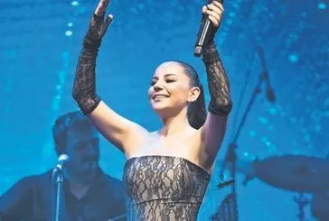 Merve Özbey sahne elbisesiyle tam not aldı!