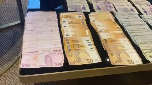 murat-ongundan-simdi-de-luks-villa-celiskisi-ekrem-imamoglunu-isaret-etti-1743860121906.jpeg Murat Ongun'un evinden yüklü miktarda döviz çıkmıştı