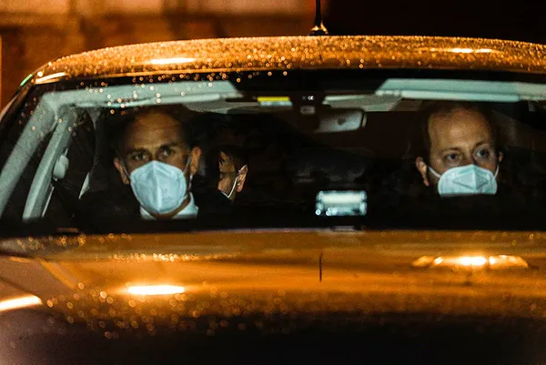 kil-payi-guvenoyu-alan-italya-basbakani-giuseppe-conte-hukumetini-guclendirerek-yola-devam-etmek-istiyor-1611175137191.jpg Kıl payı güvenoyu alan İtalya Başbakanı Giuseppe Conte, hükümetini güçlendirerek yola devam etmek istiyor-3