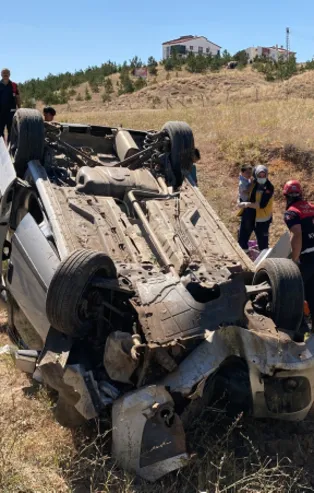 Sivas'ta kontrolden çıkan araç şarampole uçtu: 7 yaralı
