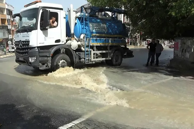 İSKİ bu sefer de Esenyurt'ta boru patlattı! Esnaf isyan etti!