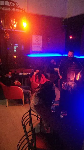 İzmir'de eğlence mekanlarına koronavirüs baskını!-1