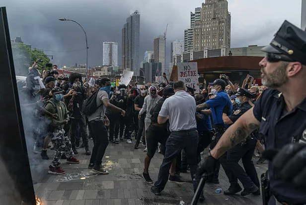 new-york-polisi-gostericilerin-uzerine-arac-surdu-belediye-baskani-bill-de-blasio-polisi-savundu-1590932346873.jpg New York polisi göstericilerin üzerine araç sürdü! Belediye Başkanı Bill de Blasio polisi savundu-1