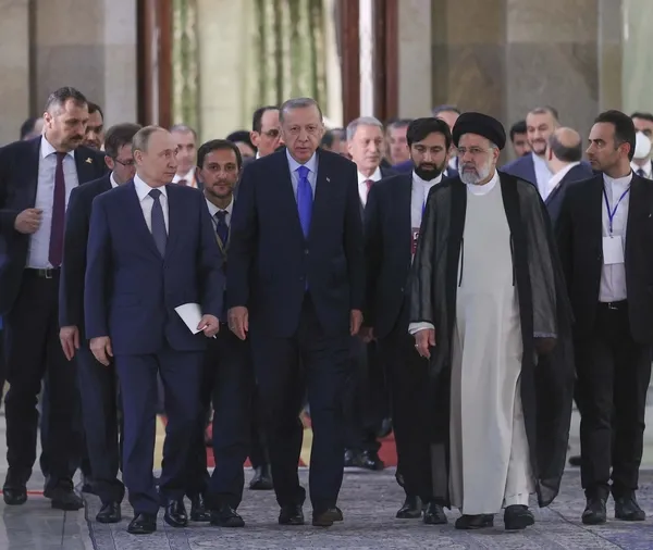 uclu-zirvede-samimi-goruntuler-baskan-erdoganin-putin-ile-diyalogu-dikkat-cekti-1658317538245.jpg Üçlü zirvede samimi görüntüler: Başkan Erdoğan'ın Putin ile diyalogu dikkat çekti-3
