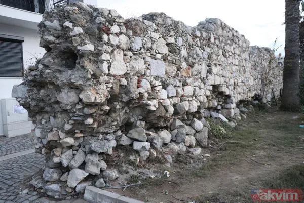 İzmir Depremi sonrası oluşan tsunaminin vurduğu Sığacık'taki 500 yıllık Osmanlı kalesi zarar gördü - 4