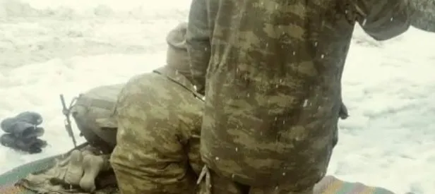 Yüksekova’da asker kar üstünde namaz kıldı