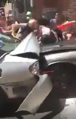 ABD’de otomobil göstericilerin arasına daldı