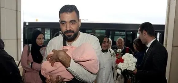 gazzeden-tahliye-edilen-44-turk-istanbulda-vahsetin-boyutunu-boyle-anlattilar-arabalar-cesetlerin-ustunden-gec-1700407089113.jpeg Türkiye vatandaşlarını sahipsiz bırakmadı! Gazze'den tahliye edilen vatandaşlarımız İstanbul’a indi-6