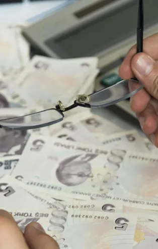 Ziraat Bankası'nda 250.000 ve 300.000 TL konut kredisi için 120-180 ay boyunca ne kadar taksit ödenir?