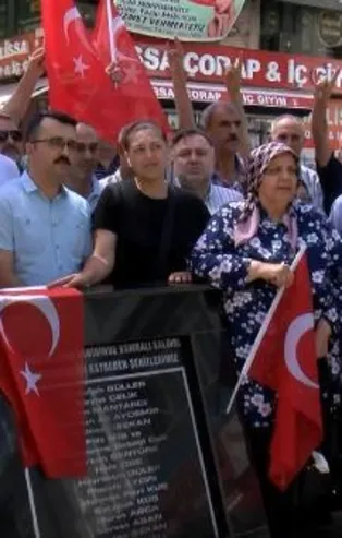 PKK'nın Güngören'deki bombalı saldırısında hayatını kaybedenlerin yakınları anıt önünde toplandı: "Devlet vatandaşlarının kanını yerde bırakmaz"