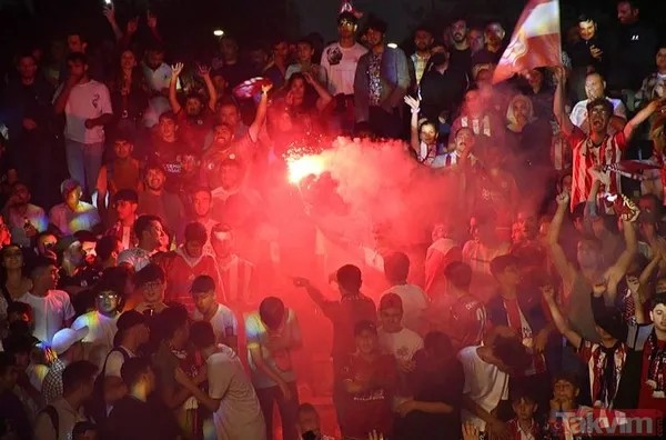 Yeri göğü boyadılar! Trabzonspor tribünleri görsel şölen yaşattı! - 12