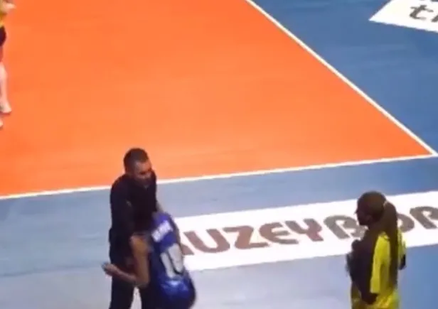 zoran-terzicten-buse-unala-olay-hareket-taraftarlar-ayaga-kalkti-1669470703557.jpg Zoran Terzic’ten Buse Ünal'a olay hareket! Taraftarlar ayağa kalktı-4