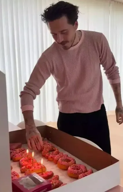 brooklyn-beckhamdan-buz-gibi-dogum-gunu-kutlamasi-ailesini-engelleyip-sadece-esine-yanit-verdi-1772784767938.jpg Brooklyn Beckham’dan buz gibi doğum günü kutlaması: Ailesini engelleyip sadece eşine yanıt verdi!-4