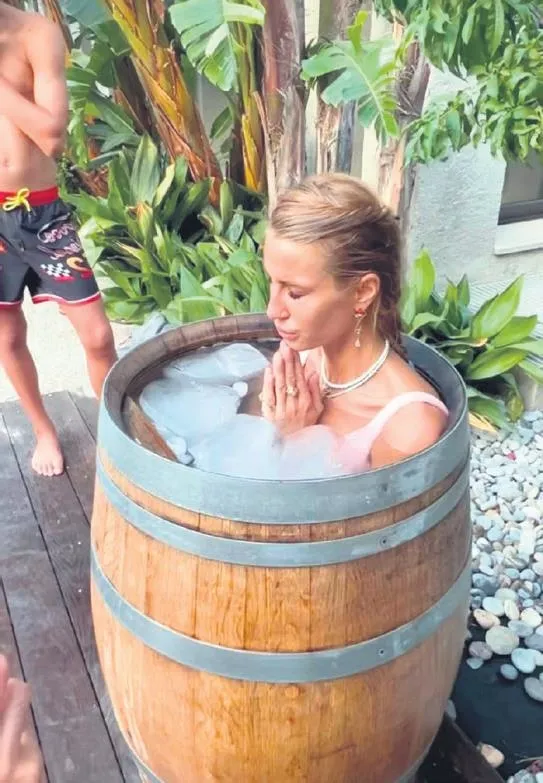 cagla-sikel-oyle-bir-sey-paylasti-ki-sosyal-medya-buz-kesti-1690581347137.jpeg Çağla Şıkel öyle bir şey paylaştı ki! Sosyal medya 'buz 'kesti...-2