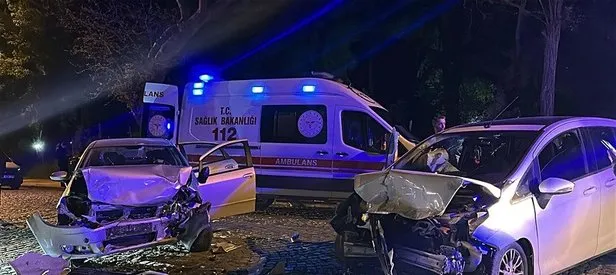 2 otomobil kafa kafaya çarpıştı!