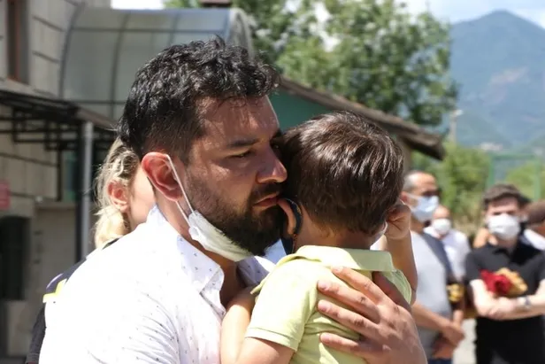 son-dakika-esini-elleri-ile-topraga-verdi-kahreden-anlar-1596202158794.jpg Bayramın ilk günü kahreden haber! Eşini elleri ile toprağa verdi!-4