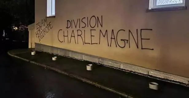Fransa’da çirkin saldırı! Cami duvarına İslam, Avrupa’dan çık dışarı yazıldı