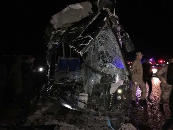 Son dakika: Diyarbakır'da yolcu otobüsü ile kamyon çarpıştı! Çok sayıda ölü ve yaralı var...-1