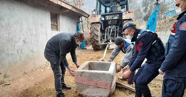 1200 yıllık taş vaftiz teknesini satmaya çalışırken yakalandı!