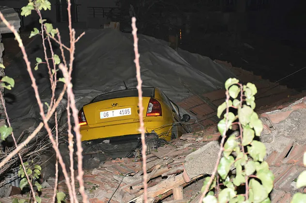 Gecekondunun çatısına taksi devrildi
