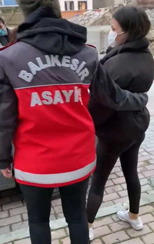 son-dakika-jigolo-olmak-ister-misiniz-bu-soruyla-dolandiricilik-yapan-38-kisi-yakalandi-1611916727250.jpg SON DAKİKA: Jigolo olmak ister misiniz? Bu soruyla dolandırıcılık yapan 38 kişi yakalandı-3