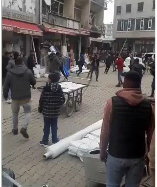 igdirda-savas-gibi-kavga-tas-keser-kazma-sapi-1636669281492.jpeg Iğdır'da savaş gibi kavga! Taş, keser, kazma sapı...-3