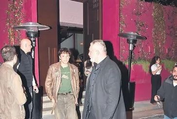 Popçu Edis, Etiler’de bir güzelle görüntülendi: Hızla mekanı terk etti