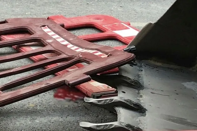 İstanbul’da feci kaza! Kepçenin dişlisine saplanan motosikletli genç ağır yaralandı