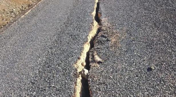 Son dakika: Elazığ depreminin korkunç boyutu! Çevrimtaş köy yolundaki yarıklar böyle görüntülendi-2