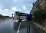 Antalya'da servis aracı kayalıklara çarptı