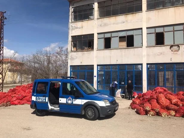Ankara’nın Altındağ ilçesinde yol kenarına atılmış yüzlerce çuval soğan bulundu-4
