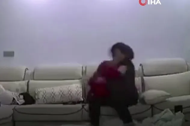 Bakıcı dehşeti gizli kameraya yansıdı