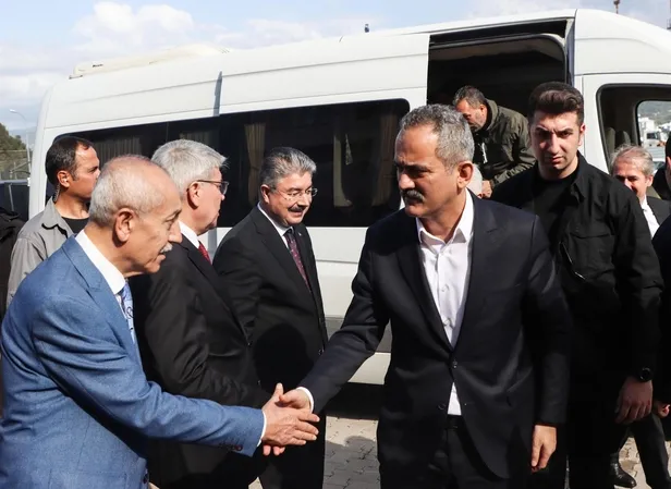 Bakan Özer'den Osmaniye'deki Afet Koordinasyon Merkezi'nde önemli açıklamalar: "25 bin 883 öğrenci kentlerine geri dönmeye başladı"-5