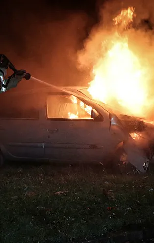 Takla atan araç alev aldı! Ağır yaralı sürücü son anda kurtarıldı