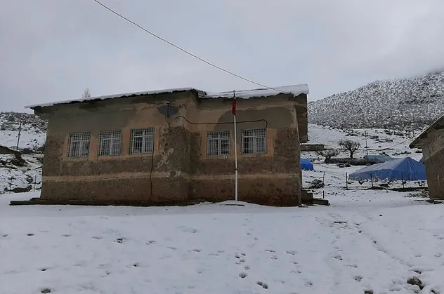 Köy okulunda skandal! Sıcak soba ızgarasını öğrencilerin vücuduna bastı