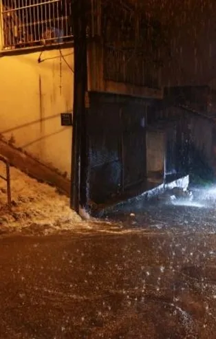 SON DAKİKA... İzmir'de sağanak yağış su baskınlarına yol açtı: Buca'da akıntıya kapılan kadın hastaneye kaldırıldı