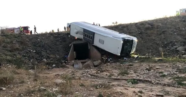 Son dakika: Erzurum’da yolcu otobüsü devrildi! Ölü ve yaralılar var
