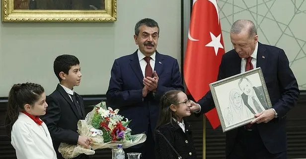 Başkan Erdoğan’a annesi Tenzile Erdoğan ile resmini hediye eden Buğlem Yılmaz konuştu: Çok mutlu oldu