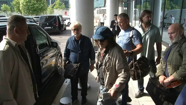 johnny-deppli-hollywood-vampires-grubu-konser-icin-istanbula-geldi-dunyaca-unlu-hollywood-yildizinin-son-hali-1686327064223.jpg Johnny Depp'li Hollywood Vampires grubu konser için İstanbul'a geldi! Dünyaca ünlü Hollywood yıldızının son hali dikkat çekti-1