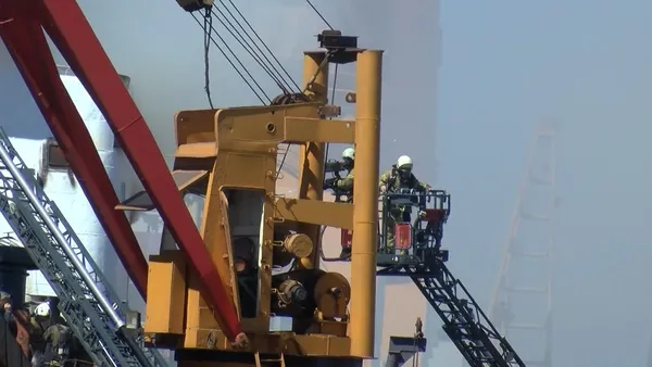 son-dakika-tuzlada-tersanede-bakima-alinan-yuk-gemisinde-yangin-1683018840623.jpg Son dakika: Tuzla'da tersanede bakıma alınan yük gemisinde yangın-3